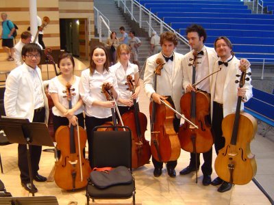 Akatemiaorkesterin sellosektio, äärioikealla Sasha Mäkilä.