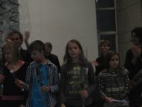 Nuoret säveltäjät ottavat suosionosoitukset vastaan. Takana taputtaa projektin johtaja Jon Deak. Nuoret säveltäjät ottavat suosionosoitukset vastaan. Takana taputtaa projektin johtaja Jon Deak.