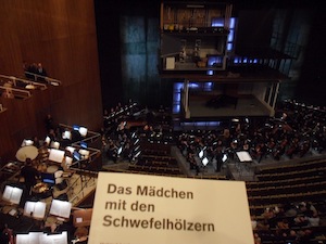 Hetki ennen Lachenmannin oopperan alkua. Kuvassa näkyy monikerroksinen lavarakennelma sekä orkesterin levittäytyminen ensimmäisellle parvelle.