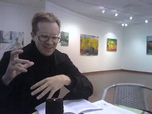 Ville Laaksonen Malmitalon galleriassa esityksen jälkeen