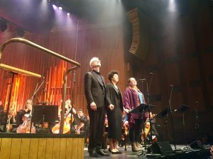 John Adams, Julia Bullock, Jennifer Johnston ja BBC:n sinfoniaorkesteri Barbicanin lavalla tiistaina. Kuva © Jari Kallio.
