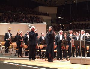 Sir Simon Rattle ja Unsuk Chin Philharmonien lavalla Chorós Chordónin kantaesityksen jälkeen. Kuva © Jari Kallio.