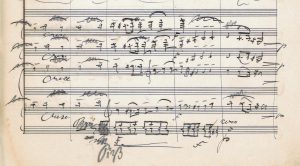 Sibelius teki IV sinfonian käsikirjoitukseen muutoksia lyijykynällä ennen teoksen julkaisuprosessia.