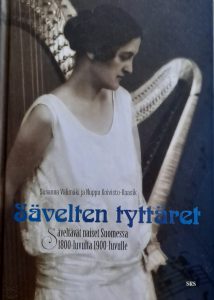 Sävelten tyttären kirjan kansi: harpisti Lilly Kajanus-Rembrandt (kuva Atelier Rembrandt, 1920) 
