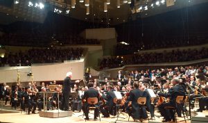 Sir Simon Rattle ja Berliinin filharmonikot esittivät modernismin klassikoita loppuunmyydyssä konsertissaan perjantaina. Kuva © Jari Kallio