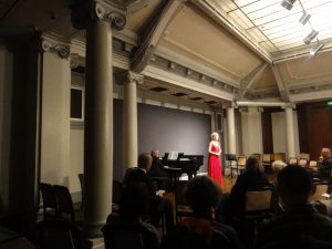 Laura Pyrrö ja Eila Tarasti Pariisin Institut Hongrois'n juhlasalissa