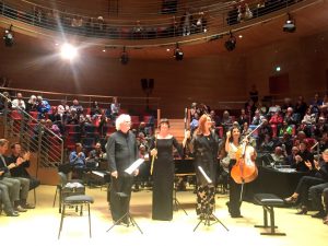 Magdalena Kožená, Sir Simon Rattle ja Boulez Ensemblen muusikot Pierre Boulez Saalissa torstaina. Kuva © Jari Kallio.