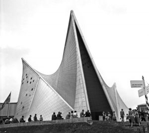 Iannis Xenakisin Le Corbusierin toimistossa suunnittelema Philipsin paviljonki Brysselin-maailmannäyttelyyn 1958.
