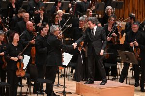 Gustavo Dudamel ja konserttimestari Martin Chalifour kättelevät maanantain konsertin päätteeksi. Kuva: Mark Allan / Barbican
